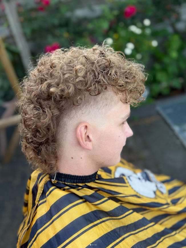 Krullen mohawk fade