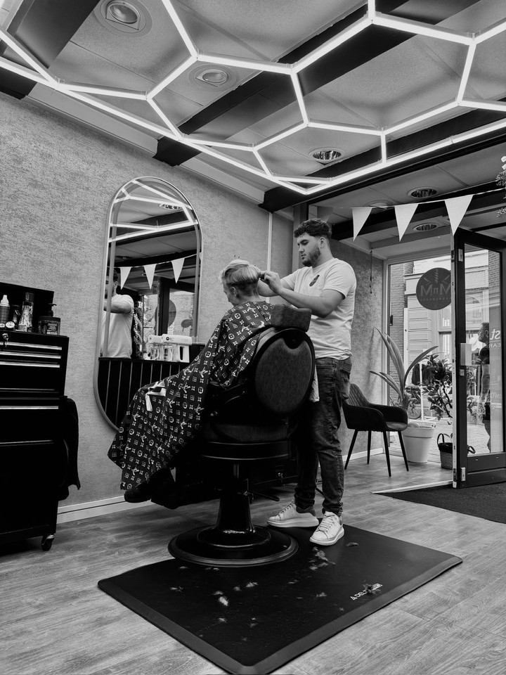 Maher aan het werk in MnM Barbershop